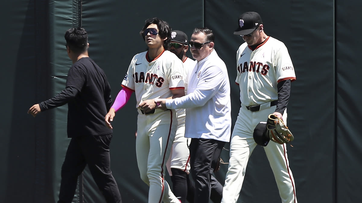 Giants place Lee on 10-day IL with left shoulder dislocation