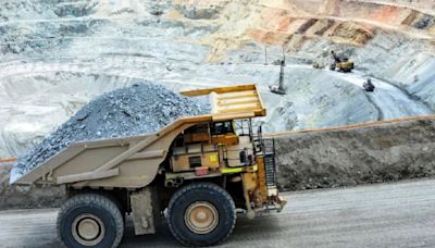 Julio Velarde indica que exportaciones mineras cerrarían el año con un crecimiento del 7,4 %