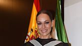 Eva González recibe una distinción rodeada de su familia y cuenta la simpática reacción del pequeño Cayetano