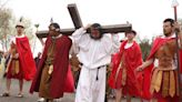 Feligreses católicos dan vida a la crucifixión de Jesús con su Vía Crucis