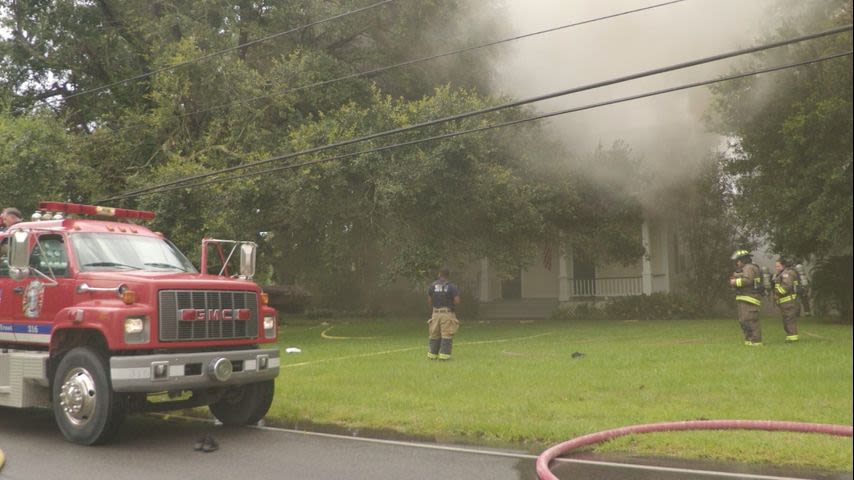 Pointe Coupee fire crews battle house fire while waiting for city to turn on fire hydrant
