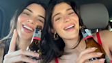 Kendall e Kylie Jenner se divertem em karaokê no carro enquanto bebem cerveja