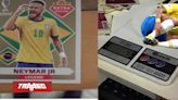 Coleccionista pesan sobres de láminas del Mundial de Fútbol para saber en cuales están las cartas ULTRA CARAS, y luego revenden las que tienen normales
