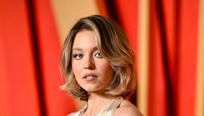 Sydney Sweeney claps back at critics (again), this time in new Hawaiian vacation pictures