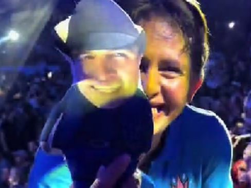 VIDEO: Vendedora de papas cumple su sueño en el concierto de Julión Álvarez besando al cantante