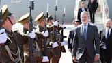 El Rey, recibido con honores militares en su gira en Estonia