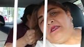 VIDEO: Pasajera le jala el pelo a taxista tras fuerte discusión, en Tabasco