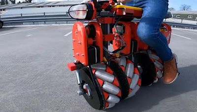 La alucinante moto futurista que rueda en cualquier dirección, se mantiene sola en vertical y que puedes fabricar descargando gratis sus planos