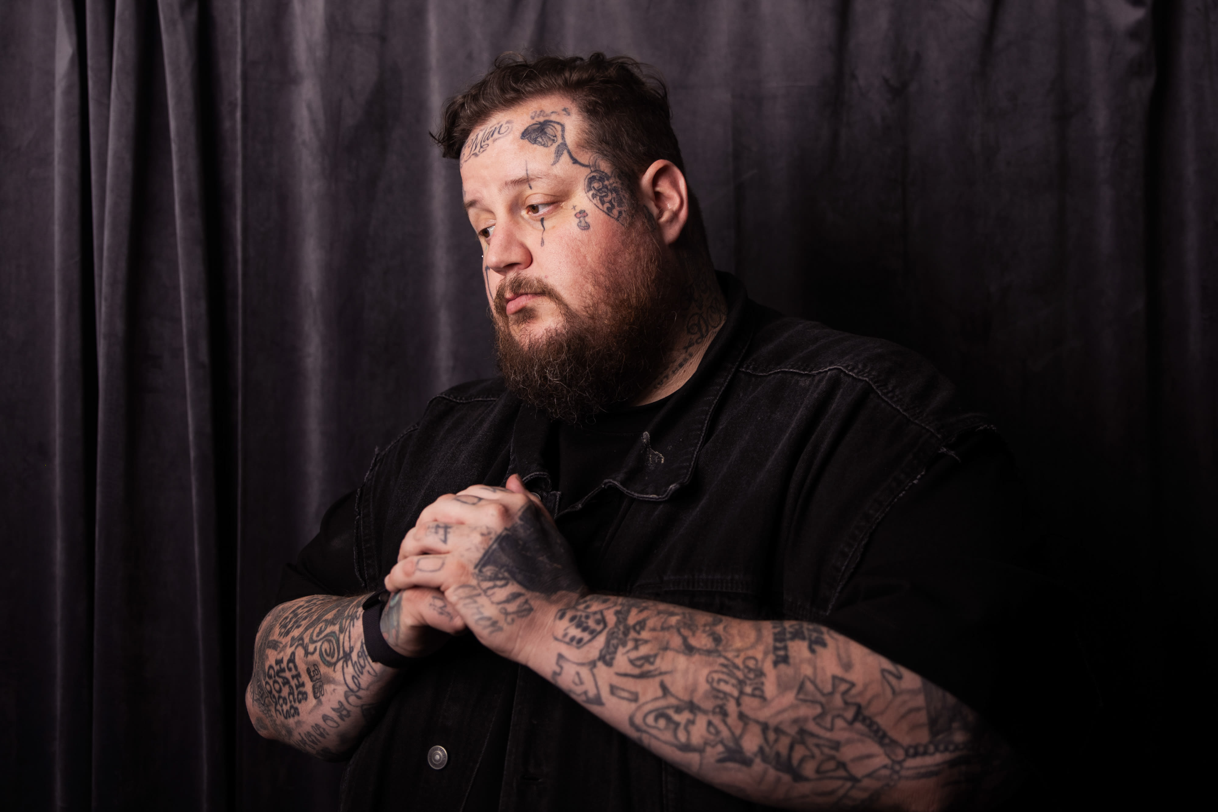 Jelly Roll says 'some legal puzzles' — a.k.a. felonies — keep him from international shows