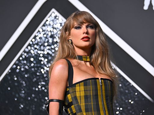 How many VMAs did Taylor Swift win last night? See the singer's full, record-breaking haul