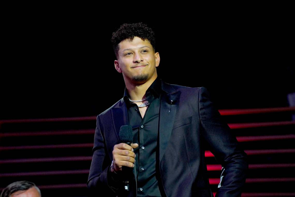 Chiefs’ Patrick Mahomes toasts the rise of women’s sports at Time 100 Gala