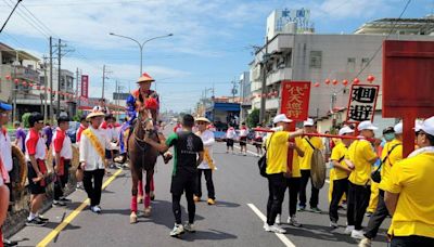 「西港刈香」熱鬧滾滾！旗牌官騎馬巡境別開生面 返鄉豎旗吸信眾圍觀｜壹蘋新聞網