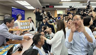 直擊》藍綠在主席台互喊口號 選罷法修正陷焦土戰 | 政治 | Newtalk新聞