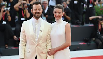 Justin Theroux and Nicole Bloom Celebrate Their Engagement in Wedding-Themed Red Carpet Looks