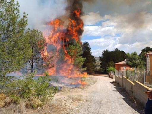 Un incendio junto a una zona residencial de Montroi obliga a desalojar las primeras viviendas