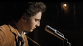 Timothée Chalamet méconnaissable en Bob Dylan dans les premières images du biopic “A Complete Unknown” (VIDEO)