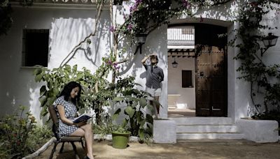 Dos jóvenes creadores reciben el influjo de Antonio Gala en su casa-museo de Alhaurín el Grande