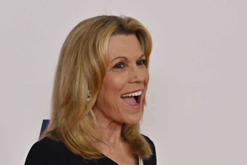 Vanna White bids a tearful farewell to retiring Pat Sajak