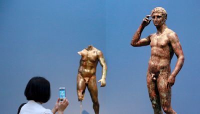 Una corte europea respalda el derecho de Italia a reclamar una escultura de bronce al Museo Getty