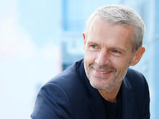 Lambert Wilson réagit aux accusations contre l'abbé Pierre : "J’ai passé un temps fou avec lui"