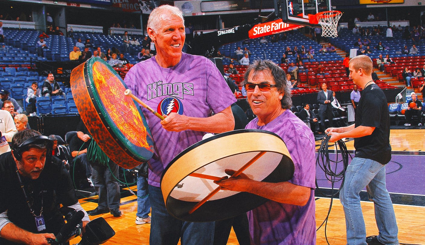 Bill Walton receives tribute from Dead & Company in first concert after his death