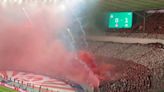 Fuegos artificiales obligaron a suspender por un momento la Pokal entre Bayer Leverkusen y Kaiserslautern