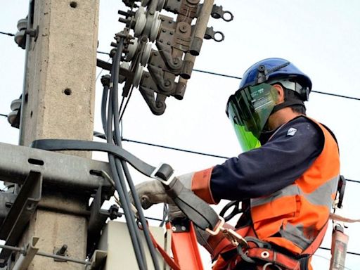 ¿Por qué se nos corta tanto la luz en Chile? (o cómo la reforma a la distribución volvió al centro del debate eléctrico) - La Tercera