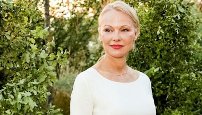 Pamela Anderson is giving us a summer whites masterclass