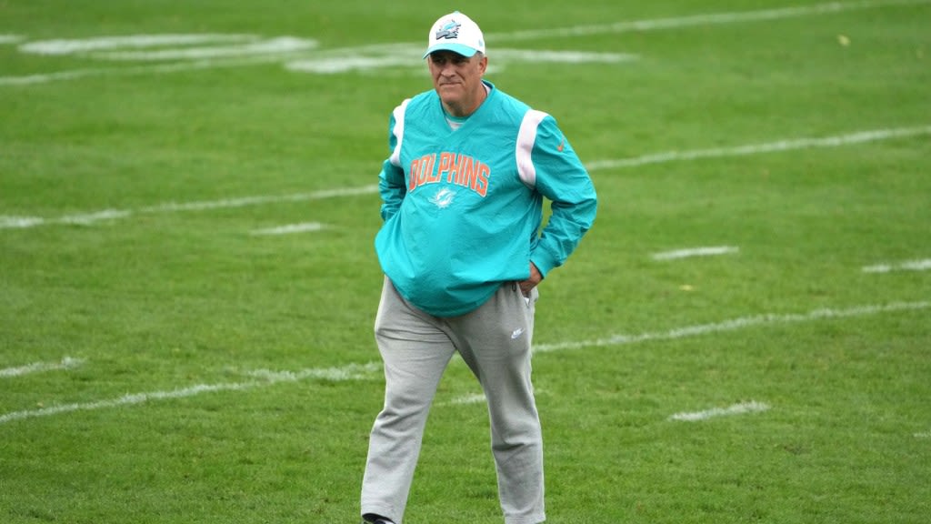 Dolphins safety Jevon Holland takes a shot at Eagles' DC Vic Fangio