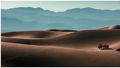 Tourist's skin melts off his feet after he lost flip-flops in sand dunes of Death Valley