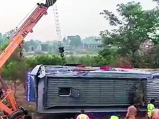 40 injured as bus overturns, falls into ditch on Agra e-way | Kanpur News - Times of India