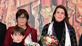 Carlota Casiraghi: 'total look' negro y abrigo de tartán para un conjunto premamá de lo más acertado