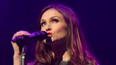 Sophie Ellis-Bextor encanta plateia do ‘Pub in the Park’ ao dançar com filhos no palco