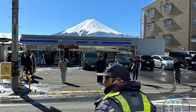 遊客搶拍富士山造成混亂 河口湖站前Lawson架「黑幕」動工了 - 鏡週刊 Mirror Media