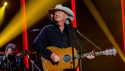 Alan Jackson bringing his ‘Last Call: One More for the Road Tour’ to Wisconsin