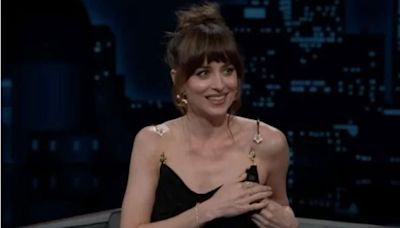 Dakota Johnson passa por apuros e quase mostra demais durante programa