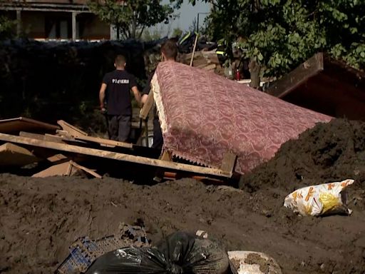 Volunteers and authorities unite to clean up flood-stricken Romania