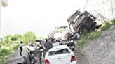 Tráiler choca y se cae desde puente de autopista Monterrey-Saltillo