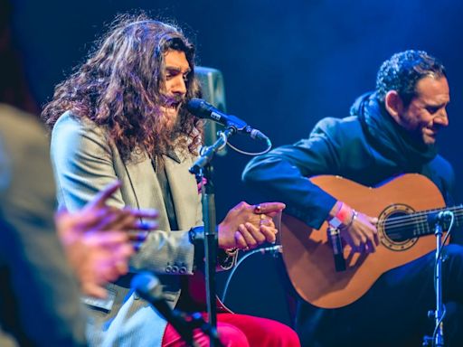 Israel Fernández enamora en Pirineos Sur y recoge el relevo de los grandes del flamenco