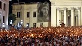 Miles de jóvenes cubanos marchan con antorchas por La Habana para recordar al prócer Martí