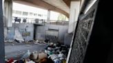 La suciedad se agrava bajo el viaducto de Carlos Marx: 'No es digno que viva nadie ahí'