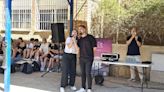 El cantante de La Fúmiga promociona el primer Maror Fest en La Vila Joiosa visitando centros educativos