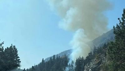 Fire near Highway 97 in Peachland, traffic backed up | Globalnews.ca