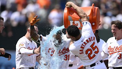 Yankees, Orioles both score 3 in the ninth. After all that chaos, Baltimore leads the division by 1