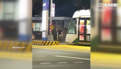 測試「帝王條款」？黑衣男擋列車90秒 將被罰款.移送