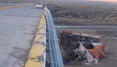 Un camión cayó de un puente sobre Ruta 40 en el norte neuquino - Diario Río Negro