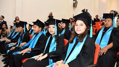 Celebraron graduación de primaria Manuela Medina