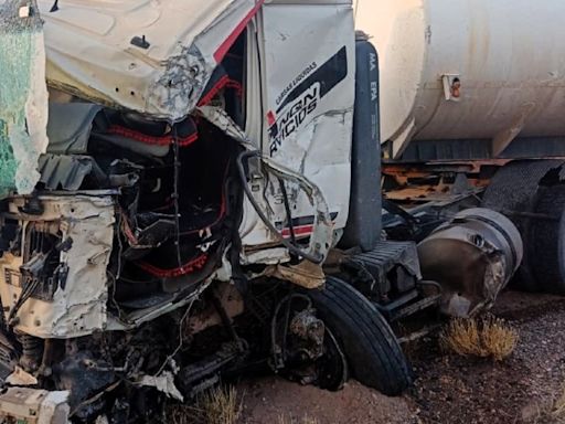 Choque de camiones con un herido en Ruta 6, al sur de Roca: uno estaba cargado con combustible - Diario Río Negro