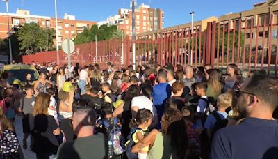 Las familias del colegio Miguel de Cervantes de Elche protestan por el inicio del curso con obras