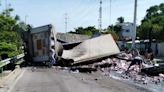 Vuelca tráiler con cerveza en Campeche; personas roban el producto